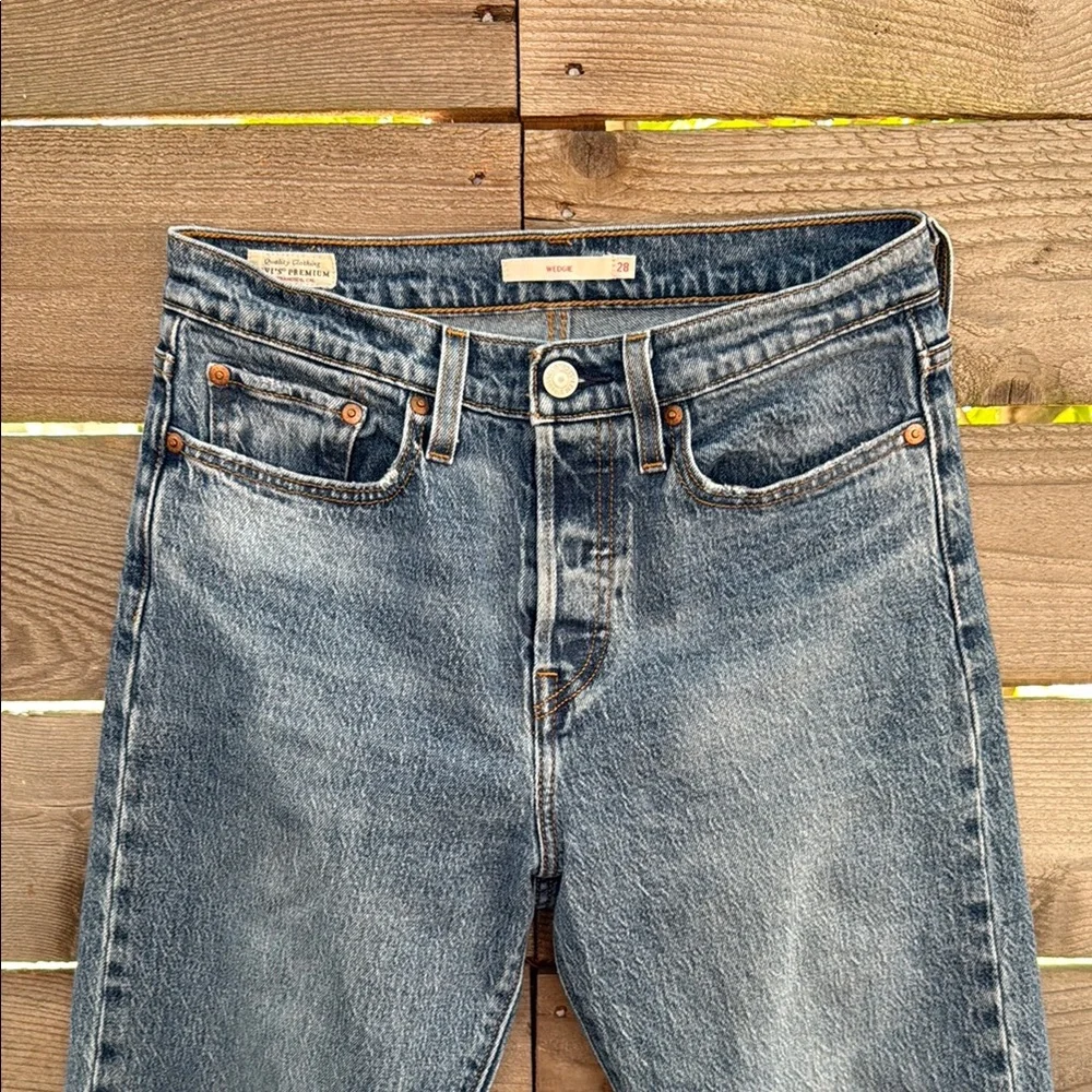 Levi's Wedgie Women’s Blue Jeans - Picture 2 of 7